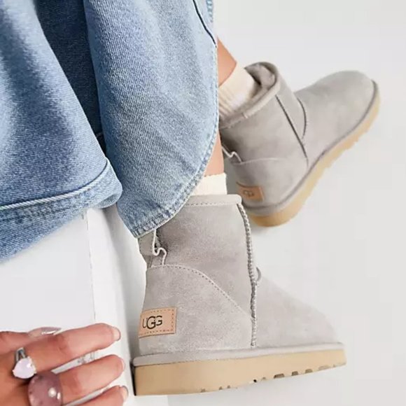 UGG Women's Classic Mini II Winter Boot Shoes - Picture 1 of 8